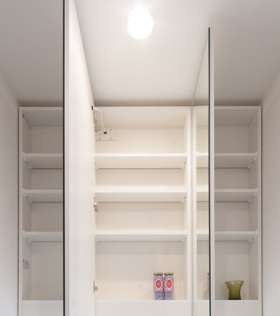 Bathing-wash room.  [Three-sided mirror] The back side of the door of cosmetics storage space. Plastic shelf a sense of transparency can change the planogram at all movable, Wash is also possible to remove.