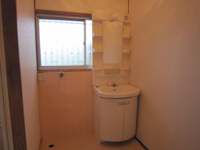 Wash basin, toilet