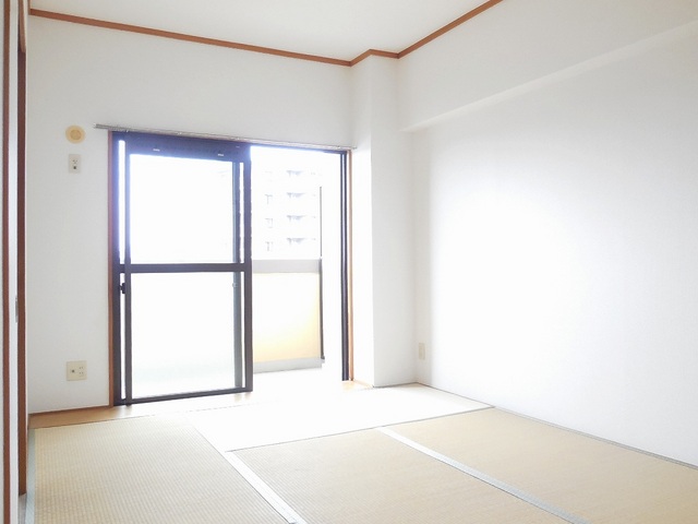 Living and room. It is a good feeling of tatami