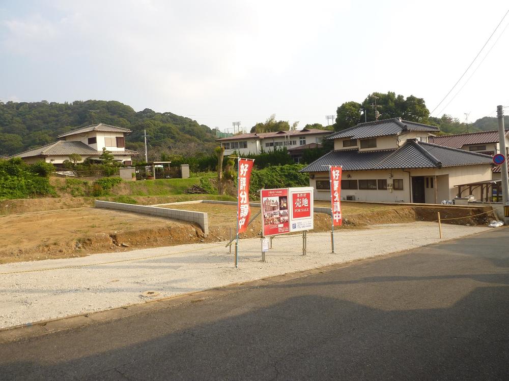 Local photos, including front road. Road is facing the west side when viewed from the site. Width of the road is easier than ever with the entry and exit of the car because there 6M.