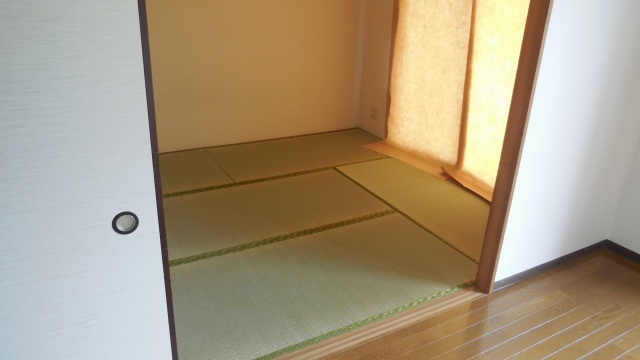 Living and room. Japanese-style room is between the LDK and the continued