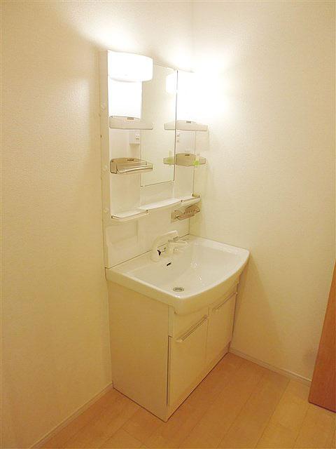 Wash basin, toilet. Washbasin with shower