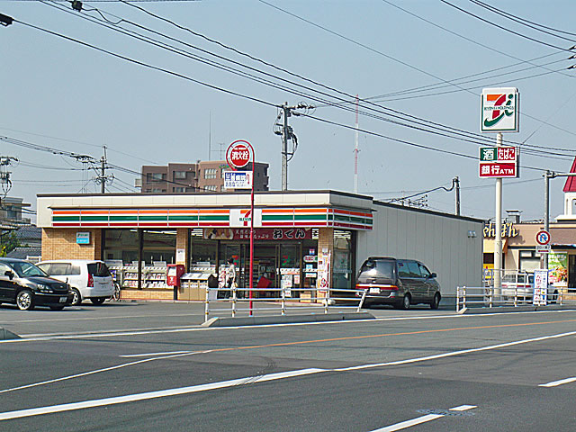Convenience store. Seven-Eleven (convenience store) to 200m
