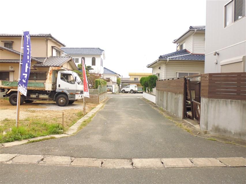 Local photos, including front road. Front road (width 4.5m)