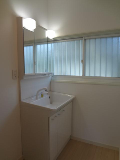 Wash basin, toilet. Wash basin also is a new article