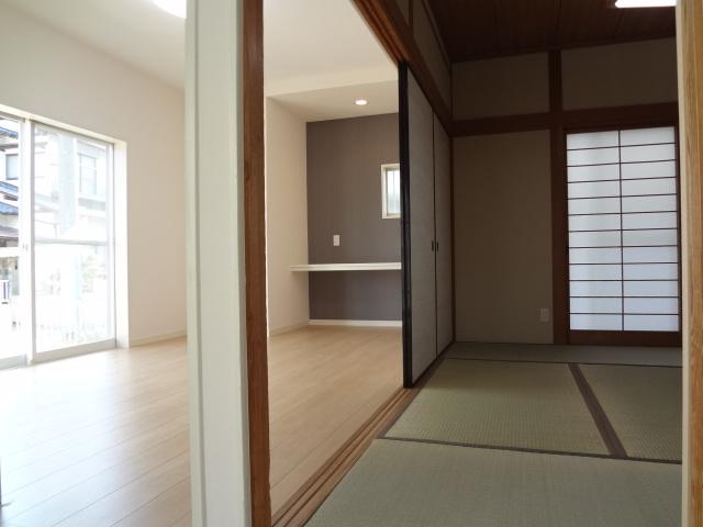 Living. You can use spacious by Japanese and Tsuzukiai