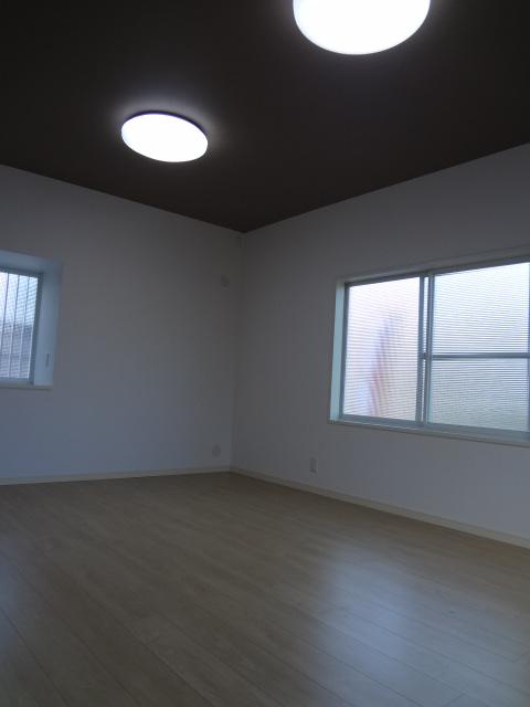 Non-living room. First floor Western-style room is three-sided lighting
