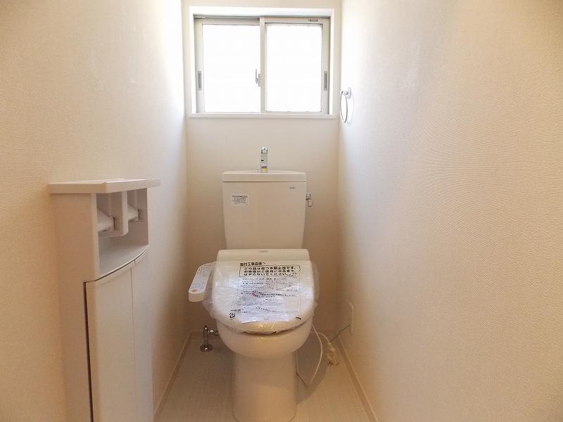 Toilet. Also with window, Brightness ・ Ventilation are both good Of course Washlet ・ Heating toilet seat is standard equipment (^_^) /