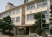 Primary school. Municipal Hakozaki up to elementary school (elementary school) 810m
