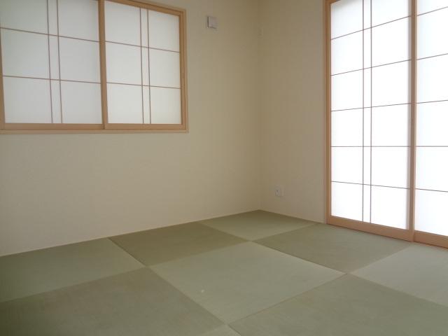 Non-living room. There is a Japanese-style room of the two-sided lighting is next to the living. You can move from living step without.