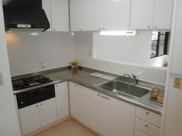 Kitchen.  ■ L-shaped kitchen! Gas stove and range hood new goods exchange settled!