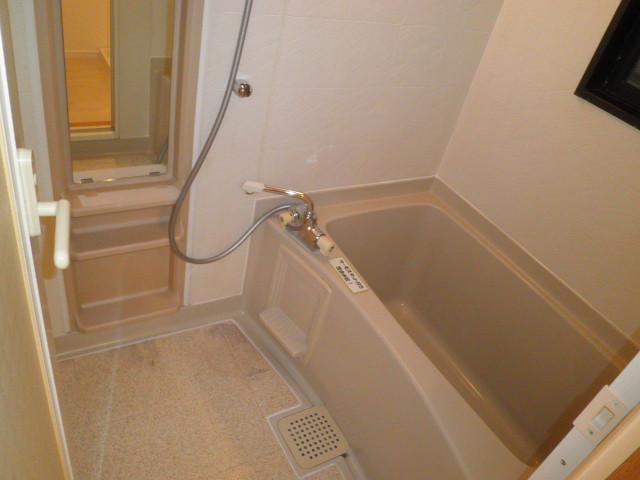 Bathroom.  ■ It is a bathroom there is a window!