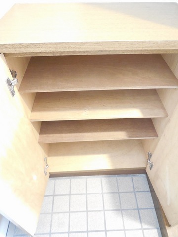 Other room space. Entrance storage