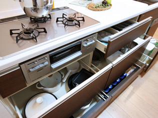 Kitchen.  [Slide storage] In order to get the more easier the daily work, The force to open the drawer was Gunto lightly. You can significantly reduce the effort of when to open and close the drawer closed plenty of cooking utensils. (Same specifications)