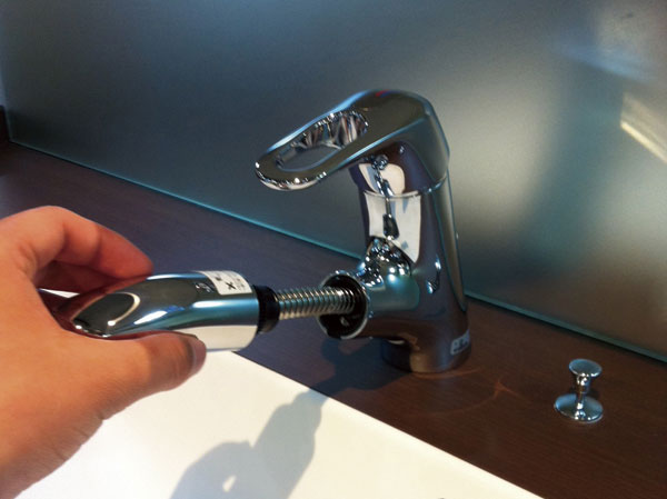 Bathing-wash room.  [Hose retractable single lever mixing faucet ] Since the spout is pulled out,  It is also useful, such as cleaning of the basin. (Same specifications)