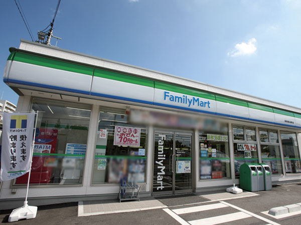 Surrounding environment. Family Mart (about 40m ・ 1-minute walk)