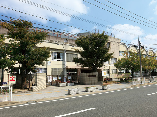 Surrounding environment. Municipal Matsushima elementary school (about 310m / 4-minute walk)