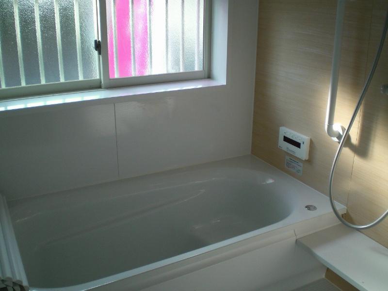 Bathroom. There are large windows, Ventilation is also easy to bright bathroom