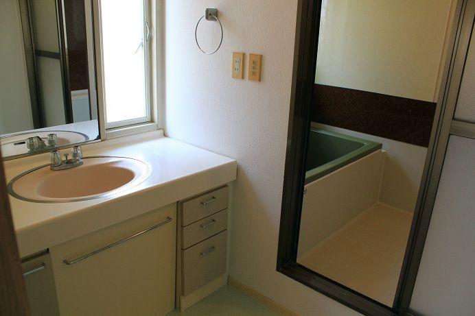 Wash basin, toilet