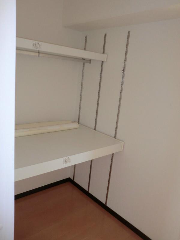 Receipt. The walk-through closet comes with easy-to-use shelf