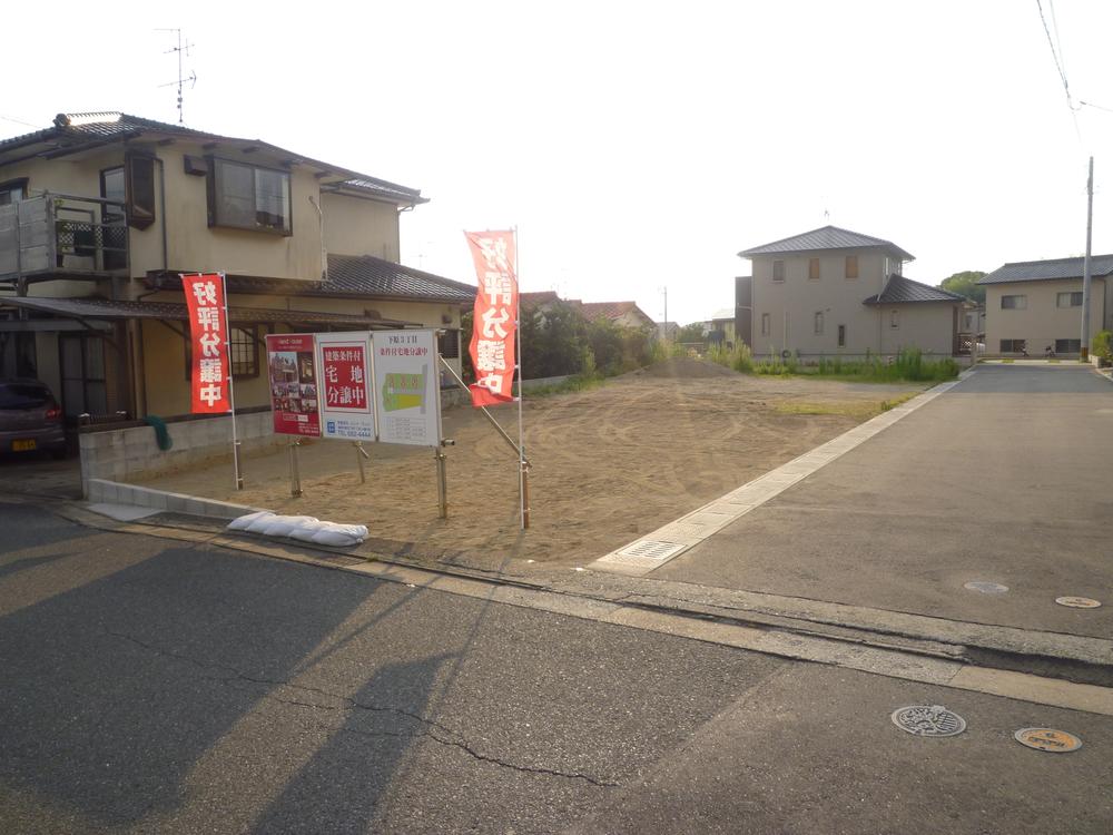 Local land photo. Road width is also widely, Since frontage is wide, Parking spaces are also taken to spread. Is also safe person parking is weak!  