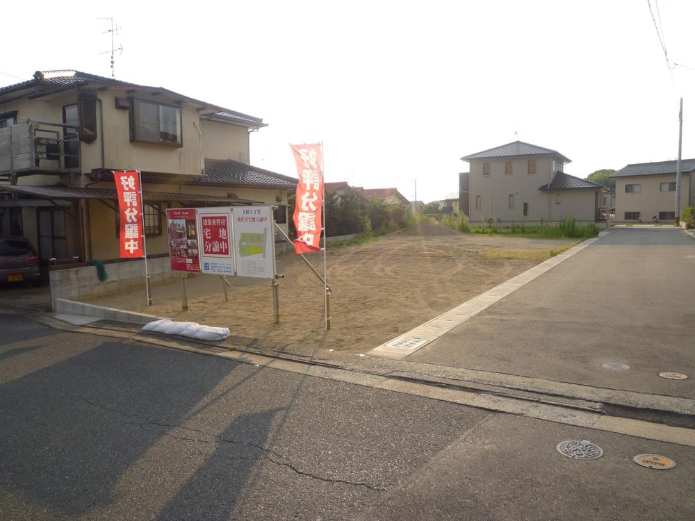 Local land photo. Road width is also widely, Since frontage is wide, Parking spaces are also taken to spread. Is also safe person parking is weak!