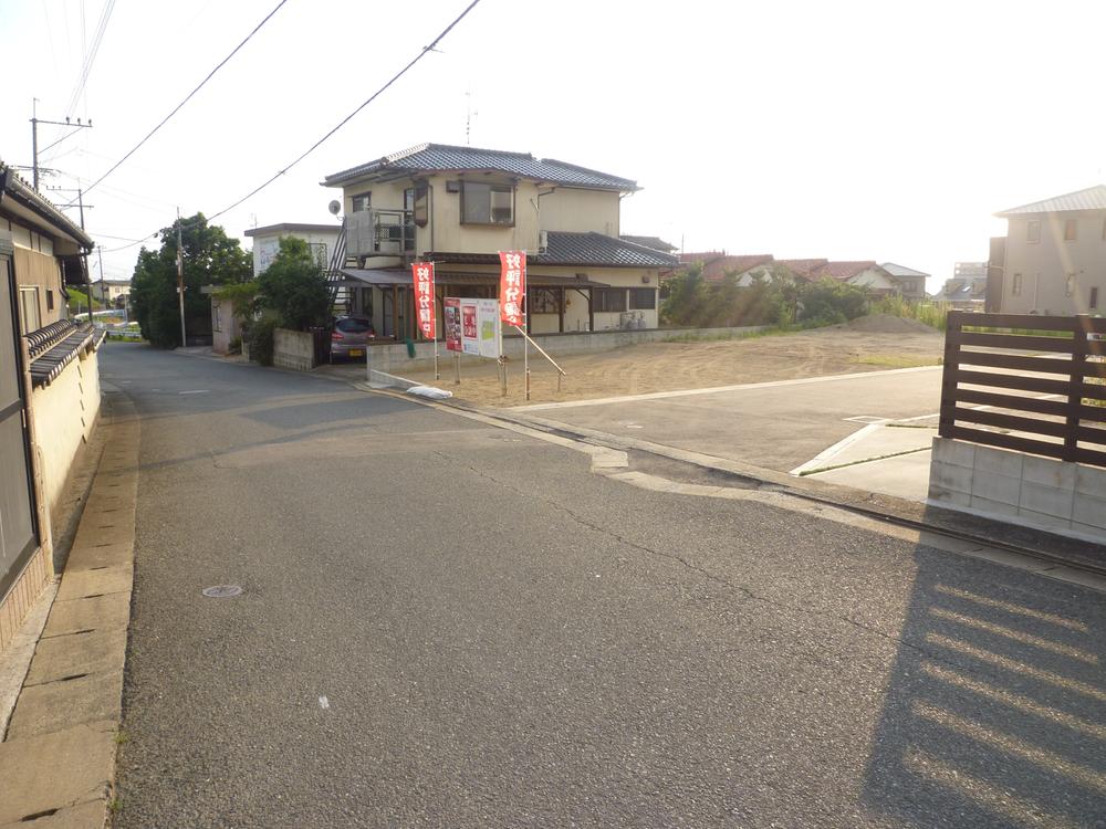 Local photos, including front road. Traffic volume because of the road in a residential area is also relatively small.