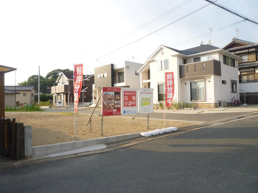 Local photos, including front road. The subdivision has been built a new building of the current 4 buildings. Because small children often, Also go on with confidence towards the child-rearing generation! 