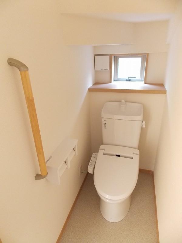Toilet. Also with window, Brightness ・ Ventilation are both good Of course Washlet ・ Heating toilet seat is standard equipment (^_^) /