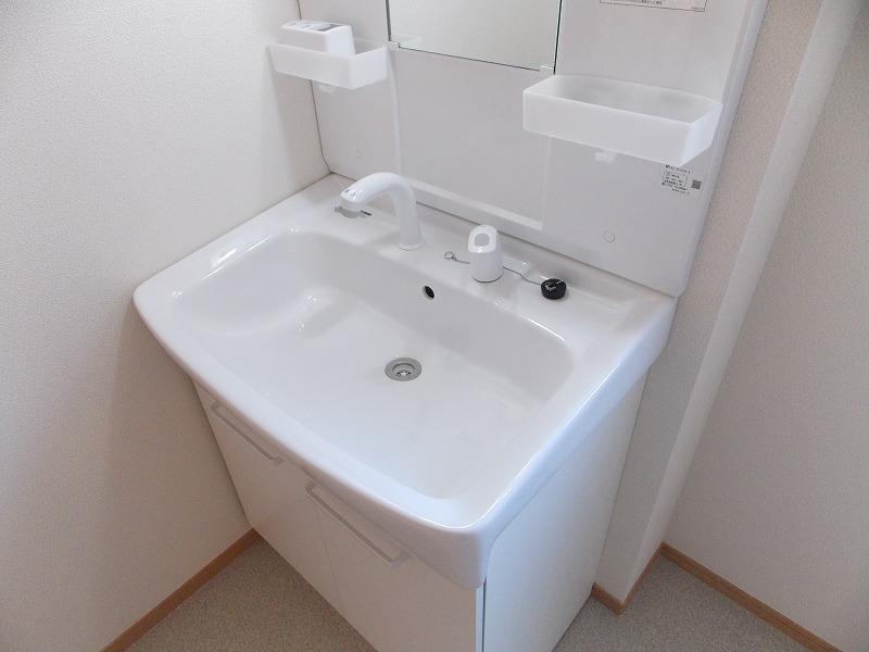 Wash basin, toilet. Spacious wash basin with shower faucet (^_^) /  Since the wider washstand, (^_^) It can be used with confidence in a weak little children to wash the face /