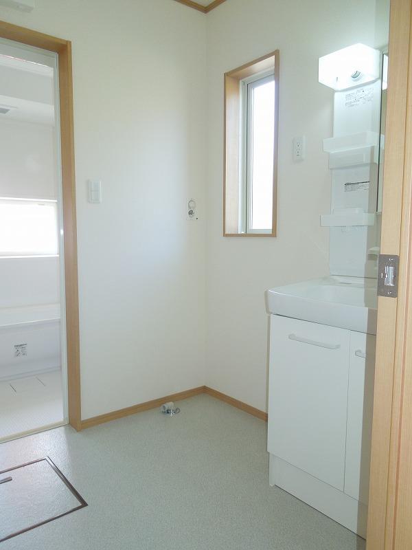 Wash basin, toilet. Washroom is bright with a window, It will also be relaxed moisture from further bath (^_^) /