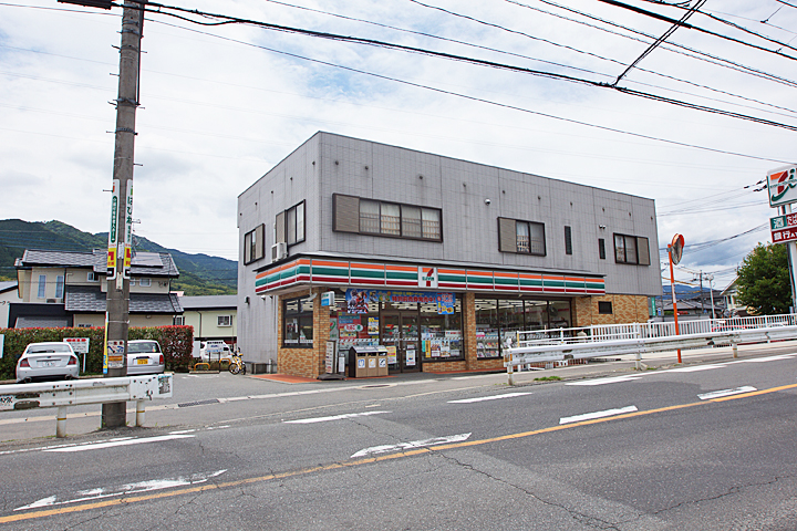 Convenience store. Seven-Eleven (convenience store) to 350m