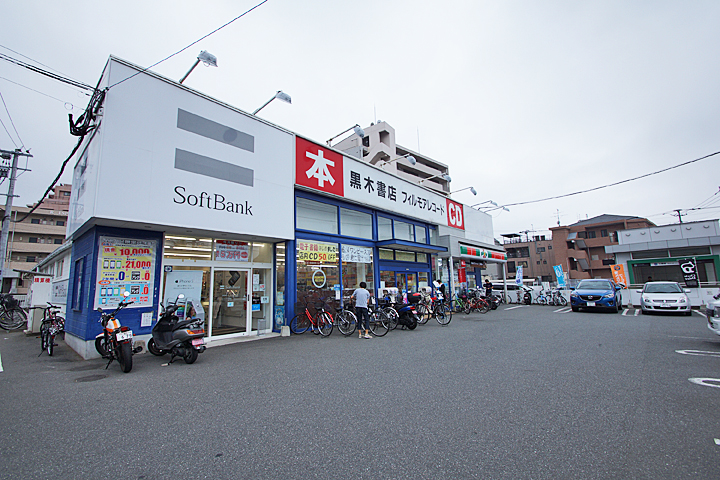 Convenience store. Kuroki bookstore ・ Softbank shop ・ Circle 350m to K (convenience store)