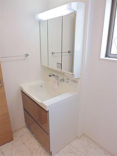 Wash basin, toilet. Washbasin with shower