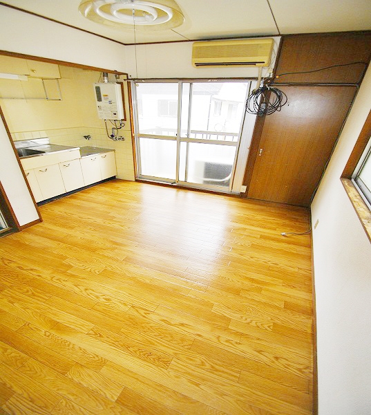 Other room space. Nakamura Gakuen is also within walking distance