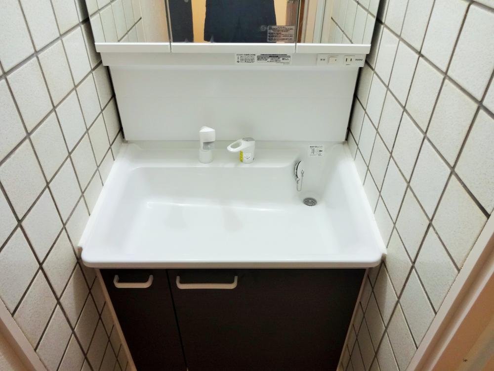 Wash basin, toilet. Wash basin also is a new article