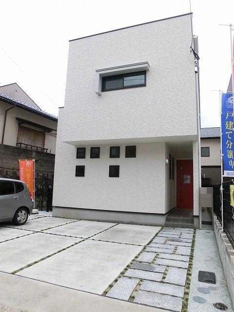 Local appearance photo. Car space 2 cars!