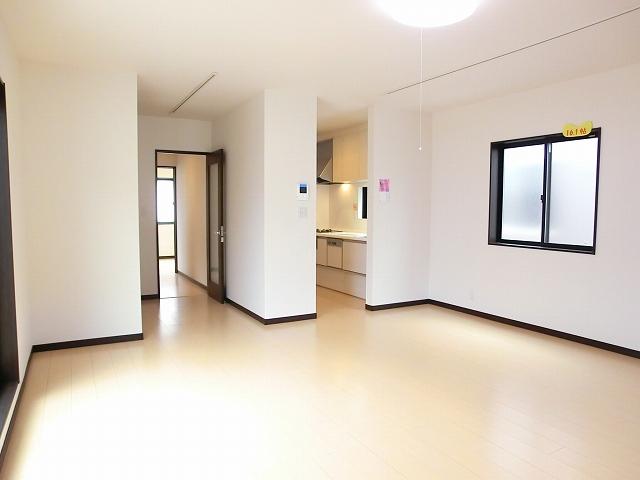 Living. LDK19.8 Pledge, South-facing living room!