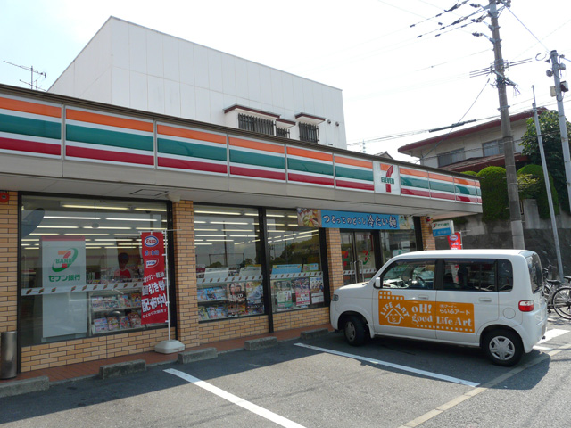 Convenience store. Seven-Eleven (convenience store) to 400m