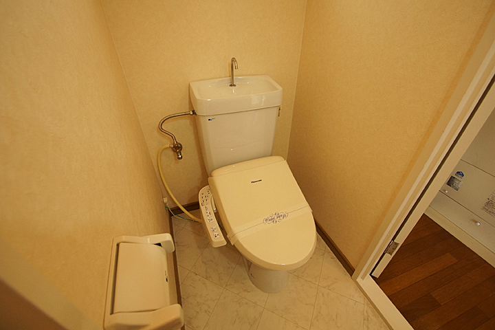 Toilet. Warm water washing toilet seat (with toilet ventilation window)