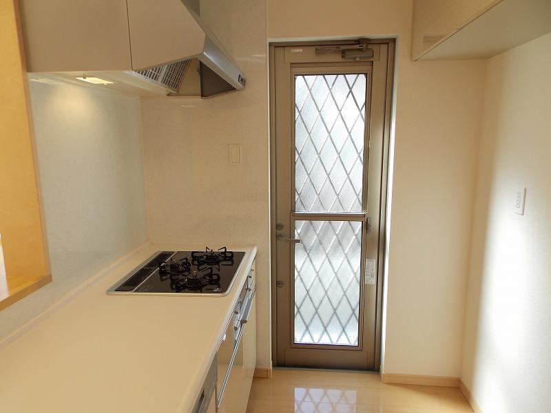 Same specifications photo (kitchen). I hope if there is a back door ~ It is good news to the wife of!  Since this is primarily a system kitchen was built in consideration of the housework flow line, (^_^) I was I set up a back door at the standard /  In a small back door with the property, It is a rare property (^_^) /