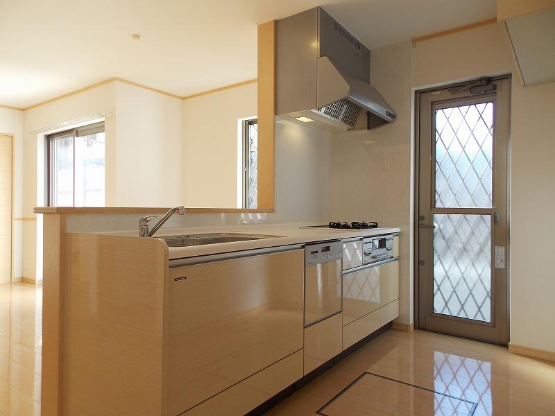 Same specifications photo (kitchen). From the wife's point of view, It overlooks the living-dining, You can enjoy conversation with family even during cooking (* ^ _ ^ *)