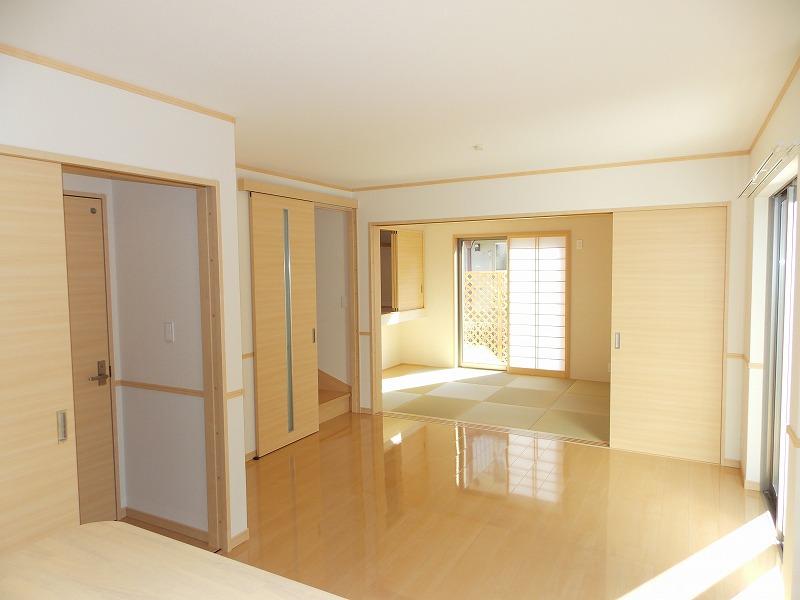 Same specifications photos (living). LDK and the Japanese-style room is Tsuzukiai (^. ^) / ~~~ The living space of calm and close the partition door, Open and widely is transformed into open space (^_^) /