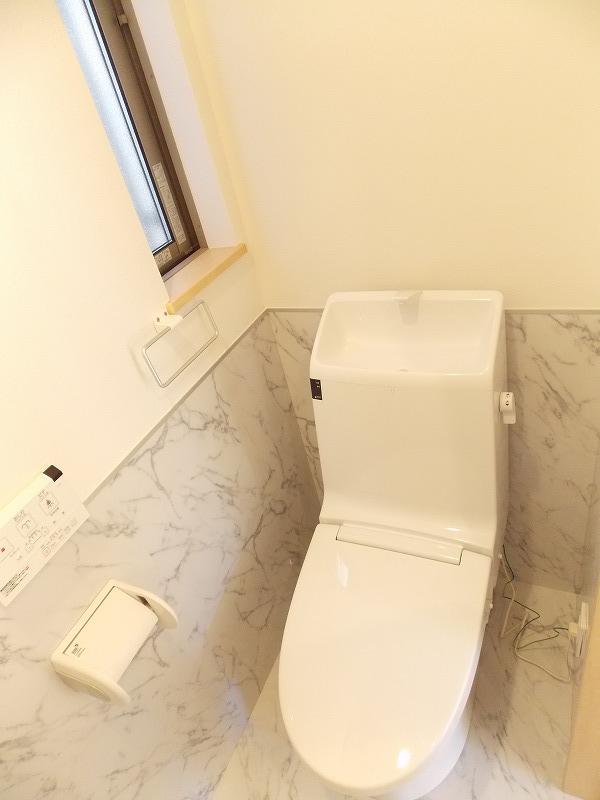 Toilet. Also with window, Brightness ・ Ventilation are both good Of course Washlet ・ Heating toilet seat is standard equipment (^_^) /