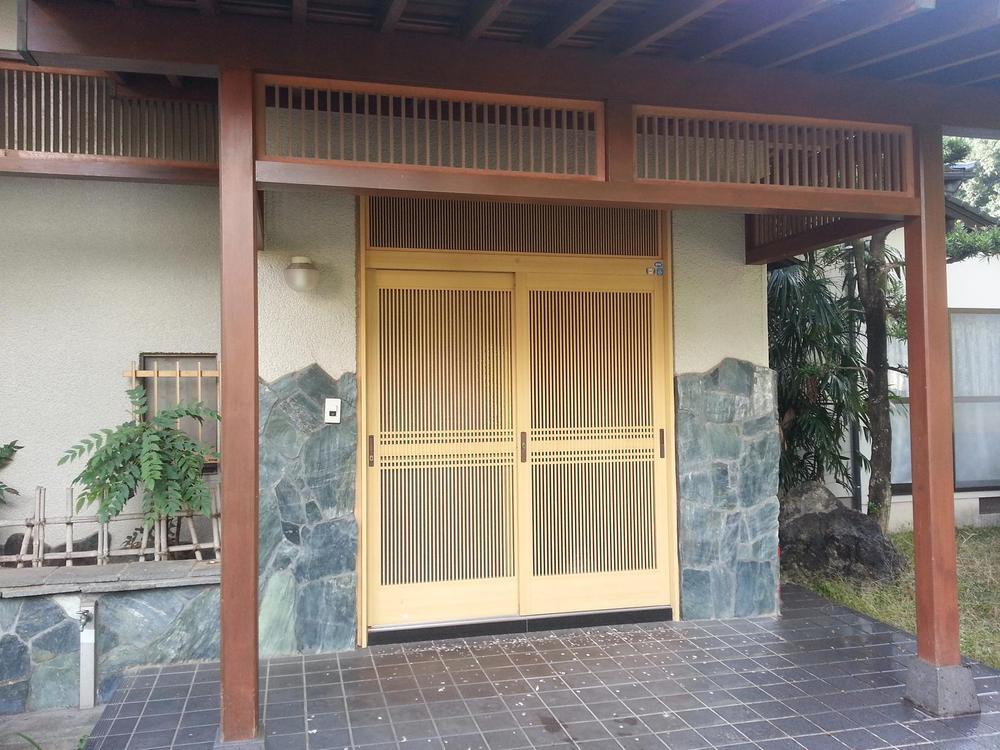 Entrance. Local (11 May 2013) Shooting