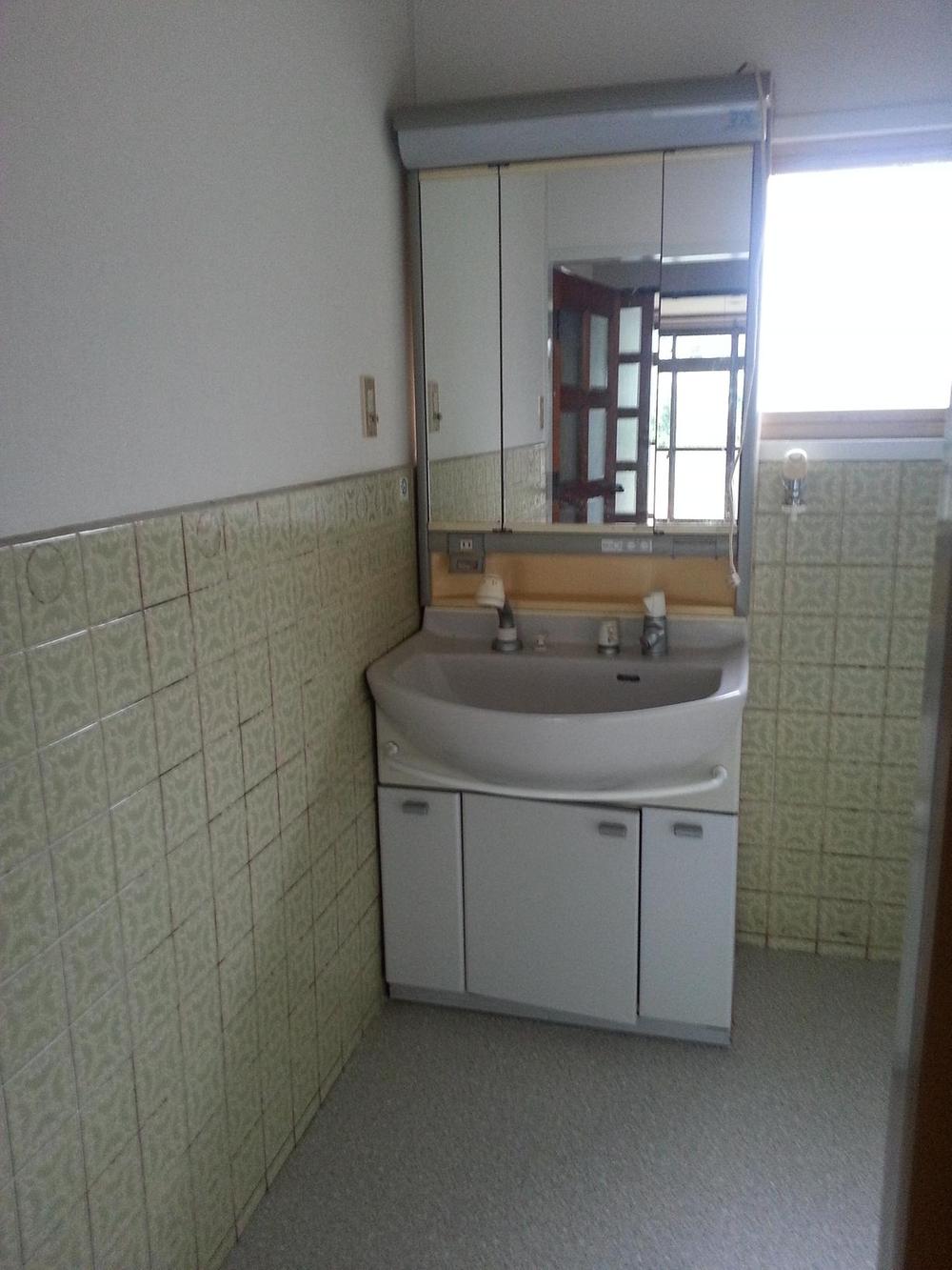 Wash basin, toilet. Indoor (11 May 2013) Shooting