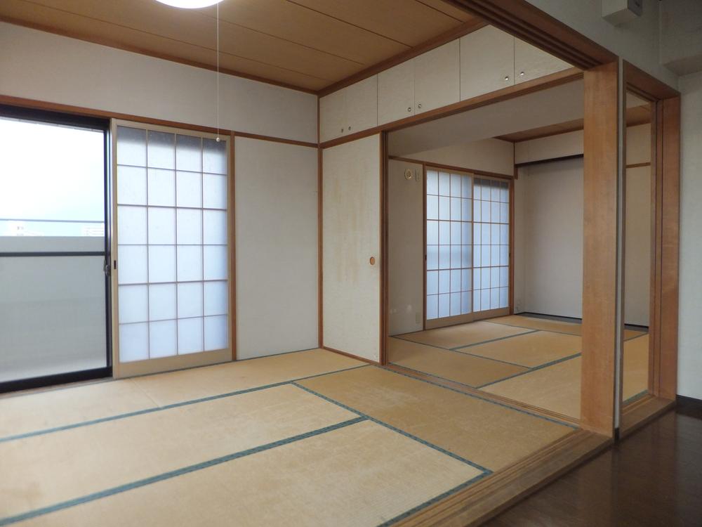 Non-living room. 2 between the continuance of the Japanese-style room is open and has led both living.