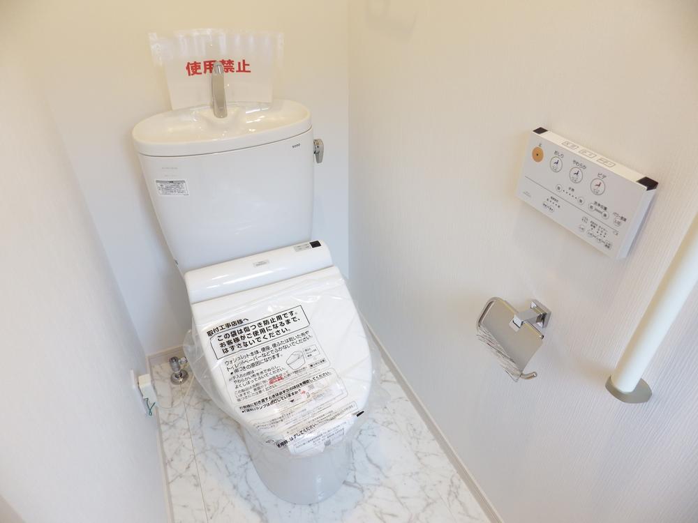 Toilet. 1F toilet. Washlet is with.