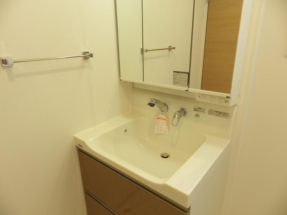 Wash basin, toilet. Room (August 2013) Shooting