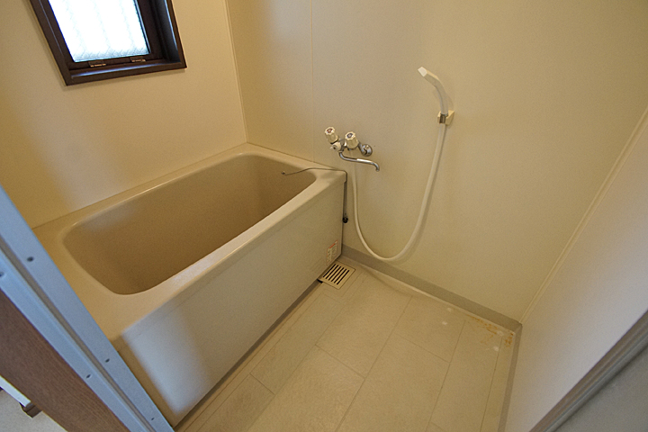 Bath. Bathroom (with ventilation window)